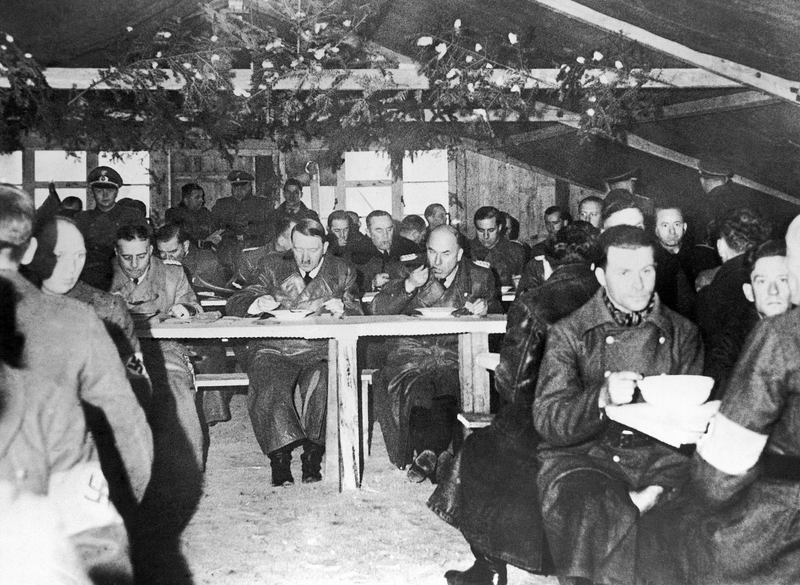 Cena de Navidad de Hitler y las tropas en 1940. AP